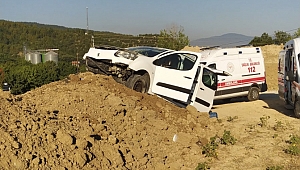 Yoldan Çıkıp Toprak Yığınına Çarptı: 5 Yaralı