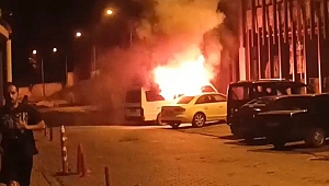Hastane bahçesinde park halindeki minibüs yandı