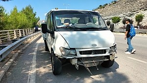 Kamyonet bariyerlere çarptı: 2 yaralı