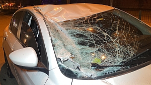 Karşı şeride geçen otomobil, 2 araca çarptı: 11 yaralı