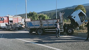 Kavşakta otomobil ile kamyonet çarpıştı:3 yaralı