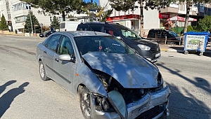 Otomobille çarpıştı durağa daldı