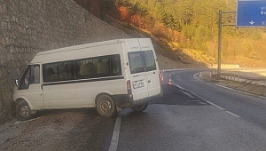 Buzda Kayan Minibüs İstinat Duvarına Çarptı: 2 Yaralı