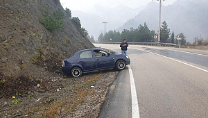 Karabük’te kontrolden çıkan otomobil takla attı:2 yaralı