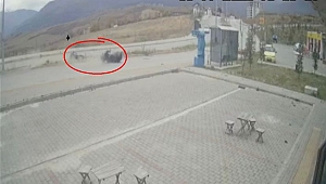 Motosiklet sürücüsünün ölümden döndüğü kaza kamerada