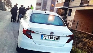 Otomobil yayalara çarptı, 3 yaralı