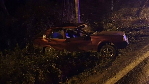 Aydınlatma direğine çarpan otomobilin sürücüsü öldü