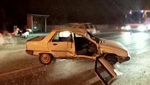 OTOMOBİL DİREĞE ÇARPTI: 3 YARALI