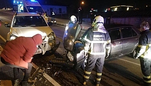 Otomobil ve pikap kafa kafaya çarpıştı: 3 yaralı