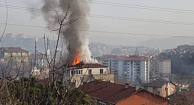 Apartmanın çatısında çıkan yangın korkuttu