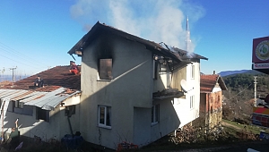 Evde çıkan yangında hasar oluştu
