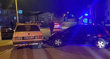 İki otomobil çarpıştı: 2 yaralı