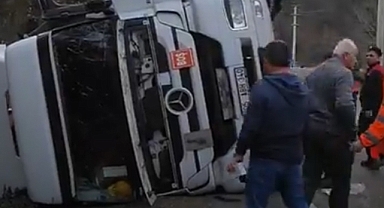 Karabük’te tır devrildi, sürücü yaralandı