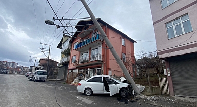 Önce yayaya sonra direğe çarptı:2 yaralı