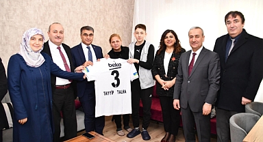 Tayyip Talha’dan Evde Eğitim Gören Dağhan’a Sürpriz Karne Hediyesi
