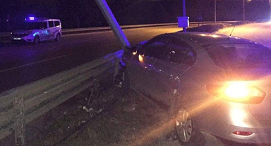 Alkollü sürücü aydınlatma direğine çarptı: 4 yaralı