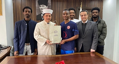Arkadaşlarından Etkilenen Gabon'lu Üniversite Öğrencisi İslamiyet'i Seçti