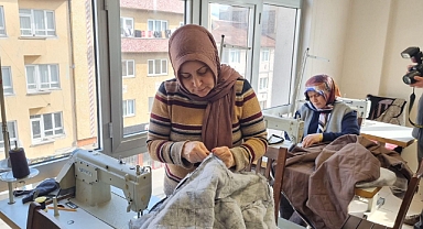 Gönüllü Öğretmen ve Kursiyerler Depremzedeler İçin Uyku Tulumu Üretiyor