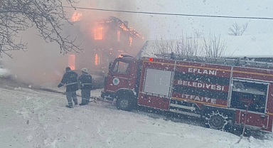 İki katlı ev alevlere teslim oldu