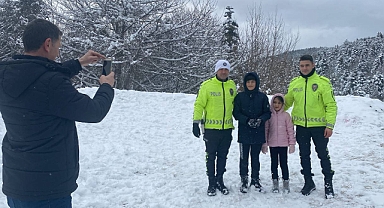Polisler çocuklarla kar topu oynadı