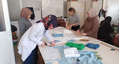 Safranbolulu kadınlar depremzedeler için kıyafet dikiyor