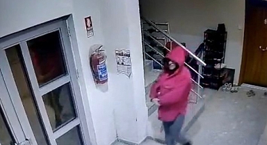 Ses çıkarmaması için ayakkabılarını çıkarıp hırsızlık yaptı