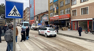 Yaya geçidinde minibüs çarptı
