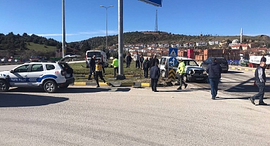 3 kişinin yaralandığı kaza anı kamerada