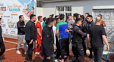 Futbol sahası ringe döndü! Hakemi polisler kurtardı