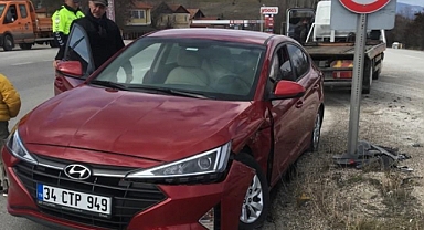 İki otomobil çarpıştı: 3 yaralı