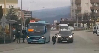 Koşarak yola fırladı! Arabanın altında kalmaktan son anda kurtuldu