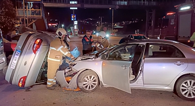 Refüje çarpıp otomobilin üzerine uçtu: 3 yaralı
