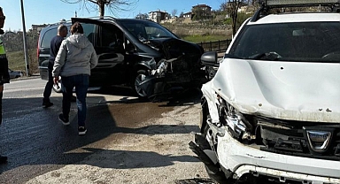 Ters yöne girip araçla çarpıştı... O anlar kamerada