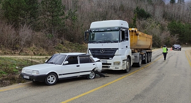 TIR'la Otomobil Çarpıştı: 2 Yaralı