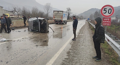 Yenice’de otomobil refüje çarptı: 1 yaralı