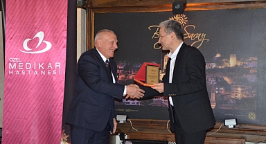 MEDİKAR’DAN DOKTORLARA PLAKET