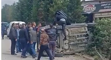 Otomobil yol kenarındaki ağaca çarptı, 2 yaralı!