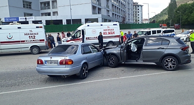 2 Otomobil çarpıştı: 5 yaralı