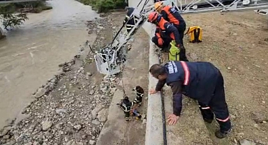 Karabük'te şok anlar: Araç Çayı'na atladı