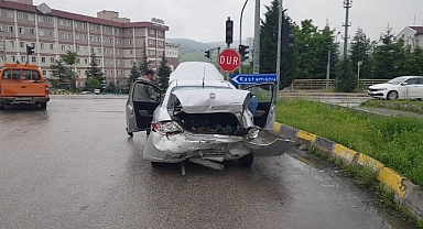 Kırmızı ışık ihlalinin getirdiği kaza kamerada