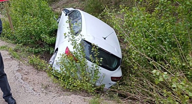 OTOMOBİL YOLDAN ÇIKTI: 2 YARALI