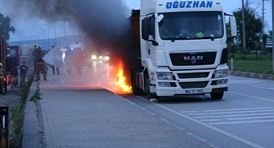 Safranbolu’da seyir halindeki TIR'ın lastikleri alev alev yandı