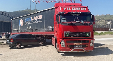 Sattığı aracı teslim etmeye giderken kaza yaptı:2 yaralı