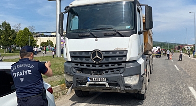 Hafriyat kamyonuyla otomobil çarpıştı: 1 ölü, 4 yaralı