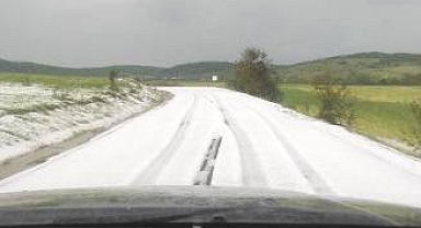Kar gibi dolu yağdı, ortaya kışı aratmayan manzaralar çıktı