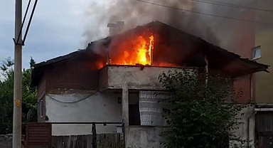 Karabük'te 2 katlı evin çatı katı alev alev yandı