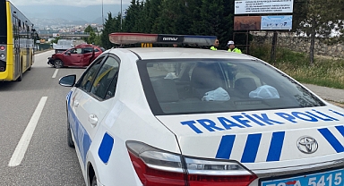 Karabük’te yoldan çıkan otomobil ağaca çarptı: 2 yaralı
