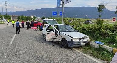 KAVŞAKTA OTOMOBİLLER ÇARPIŞTI: 3 YARALI
