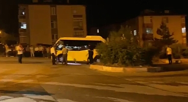 Minibüsün yaşlı adama çarpma anı, güvenlik kamerasında