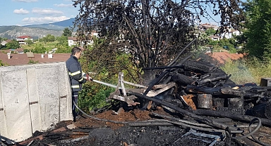 Odunluk ve traktör yanarak kullanılamaz hale geldi